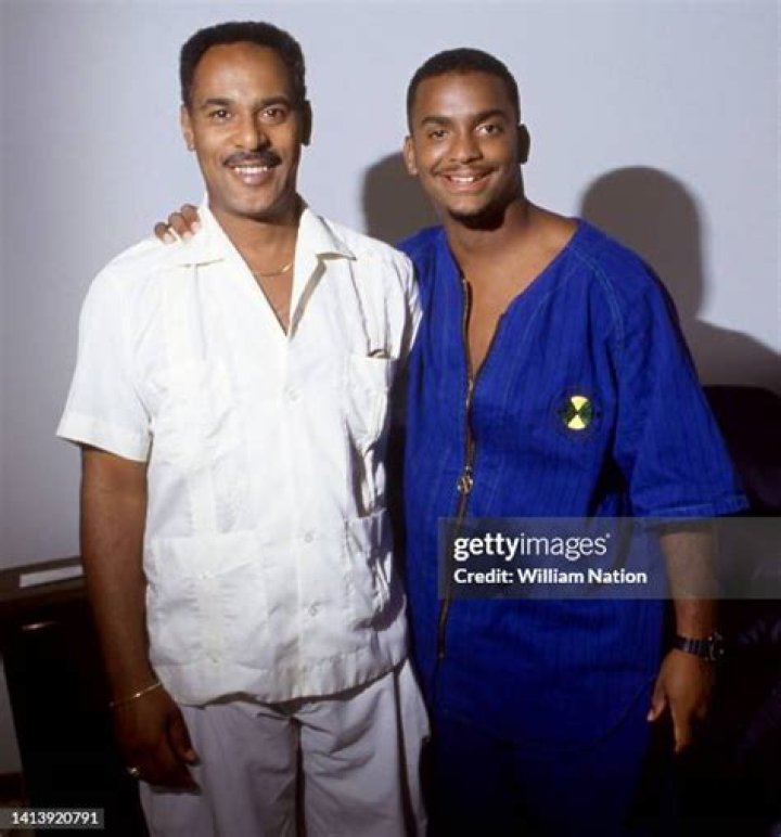 Alfonso Ribeiro poses with his hands together