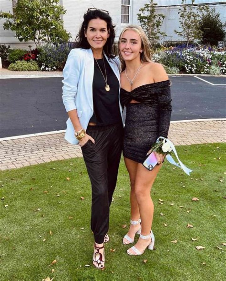Angie Harmon, Daughters