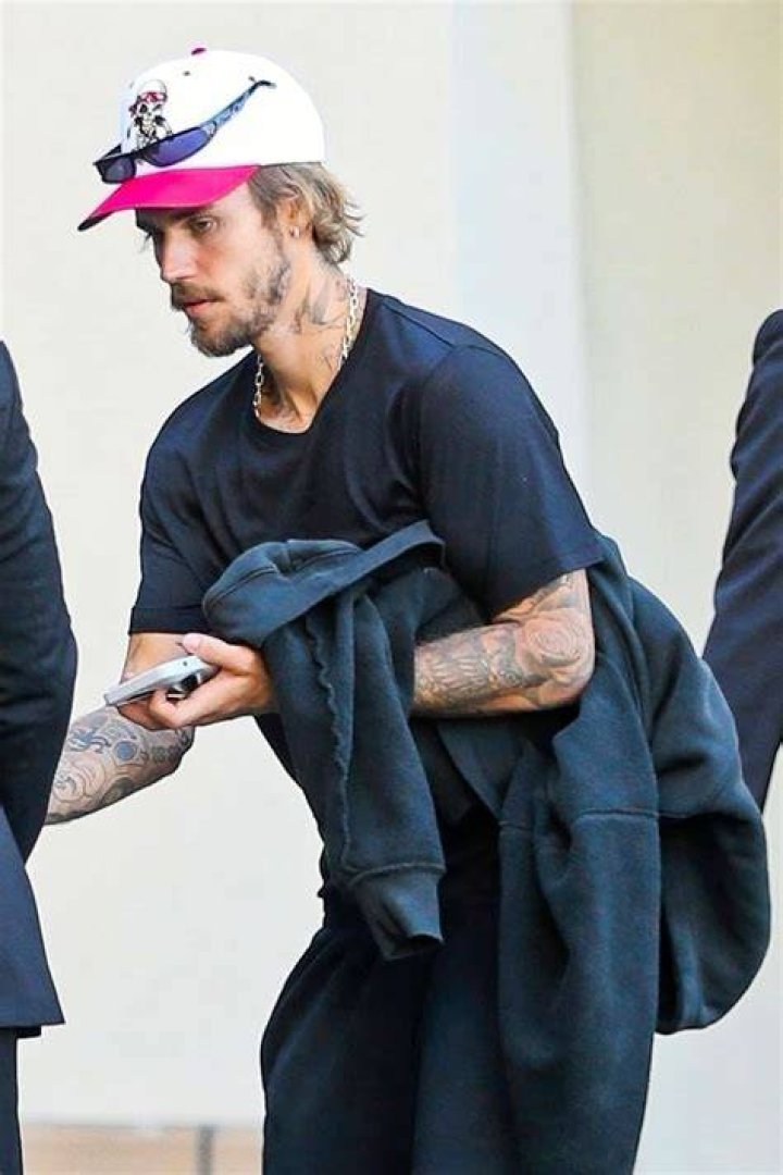 Beverly Hills, CA - Justin Bieber sags showing his underwear as he and his mother Pattie arrive for a Churchome church service at Saban Theatre in Beverly Hills. Pictured: Justin Bieber BACKGRID USA 30 NOVEMBER 2022 USA: +1 310 798 9111 / UK: +44 208 344 2007 / *UK Clients - Pictures Containing Children Please Pixelate Face Prior To Publication*
