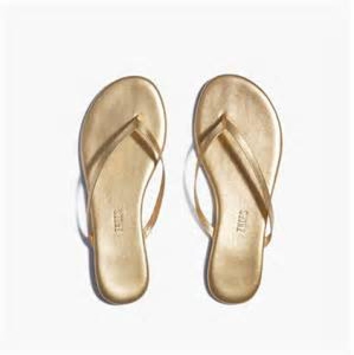 jennifer lopez flip flops