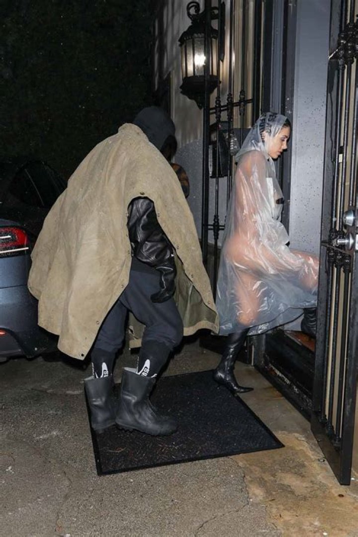 Los Angeles, CA - *EXCLUSIVE* - Amber Heard goes to a business meeting in Downtown LA, and then has lunch afterwards with mystery man. The 'Aquaman' actress went makeup-free and showed some cleavage in a low-cut bohemian dress. Pictured: Amber Heard BACKGRID USA 7 APRIL 2019 USA: +1 310 798 9111 / UK: +44 208 344 2007 / *UK Clients - Pictures Containing Children Please Pixelate Face Prior To Publication*