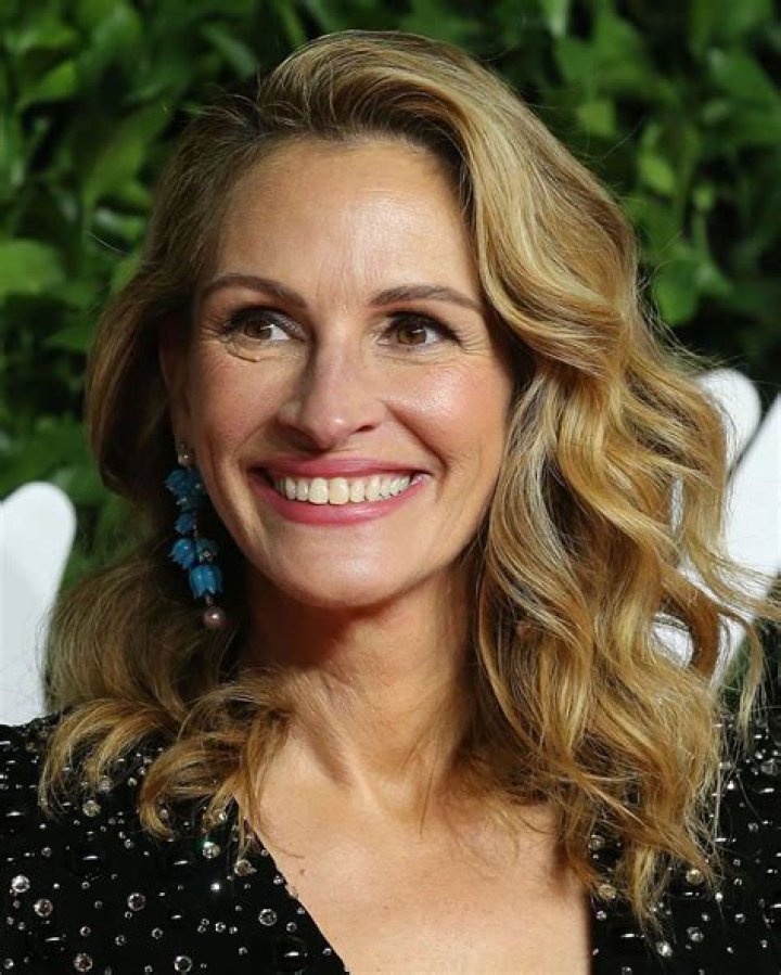 Roberts Actress Julia Roberts is seen in Universal City, Calif., as she arrives at the Screen Actors Guild annual meeting where she accepted the Guild's Achievement Award on behalf of Audrey Hepburn, . Hepburn, the 28th recipient of the award, is at her home in Switzerland where she is recovering from cancer surgery Julia Roberts 1993, Universal City, USA