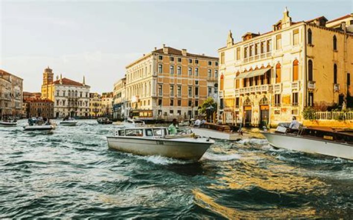 Venice, ITALY - *EXCLUSIVE* - Superstar couple Beyonce and Jay-Z attend the wedding of Geraldine Guiotte and Alexander Arnault in Venice. Pictured: Beyonce - Jay-Z BACKGRID USA 16 OCTOBER 2021 BYLINE MUST READ: Cobra Team / BACKGRID USA: +1 310 798 9111 / UK: +44 208 344 2007 / *UK Clients - Pictures Containing Children Please Pixelate Face Prior To Publication*